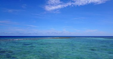 Denizde sakin suyun altında mercan resiflerinden oluşan bir deniz.