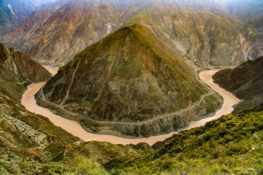 Jinsha Nehri 'nin havadan görünüşü, Yangtze Nehri' nin üst kısımları, mükemmel bir omega biçimli U dönüşü oluşturur.