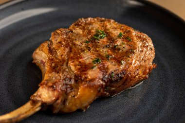 Siyah tabakta servis edilen lezzetli biftek.