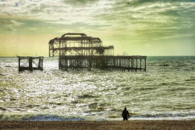 İngiltere 'nin Brighton sahilindeki yanmış Batı İskelesi' nin dramatik bir manzarası.