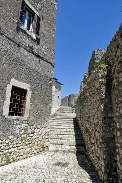 Tiro Vertical Uma Rua Entre Antigos Edifícios Pedra Medievais Itália — Fotografia de Stock