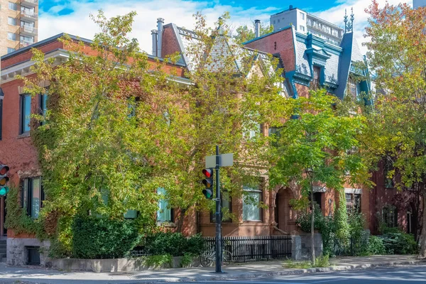 緑に囲まれた美しい建物のファサード カナダのモントリオール — ストック写真
