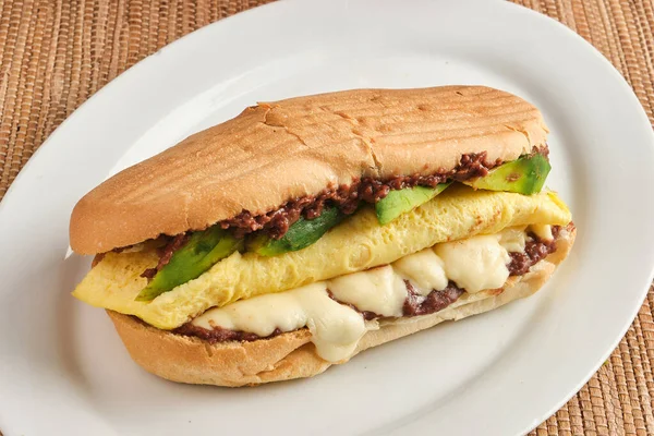 Primer Plano Panini Con Queso Huevos Aguacates Frijoles Fritos —  Fotos de Stock