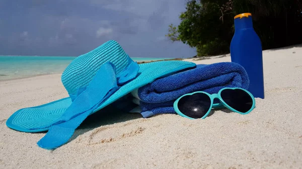 Closeup Hat Towel Sunglasses Bottle Beach Sunny Day — Stock Photo, Image