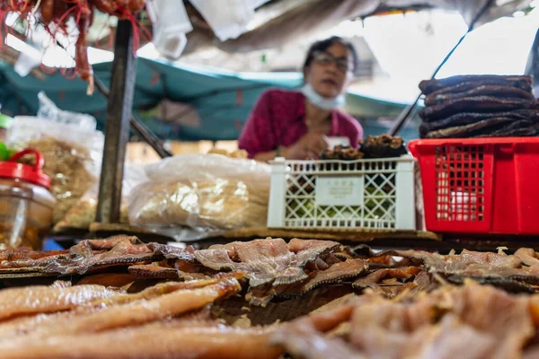 Veduta Venditore Pesce Secco Mercato Alimentare Phnom Penh Sotto Ombrelli — Foto Stock