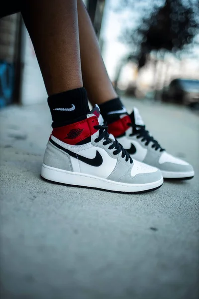Den Vertikala Bilden Svart Man Fot Bär Nike Sneakers Med — Stockfoto