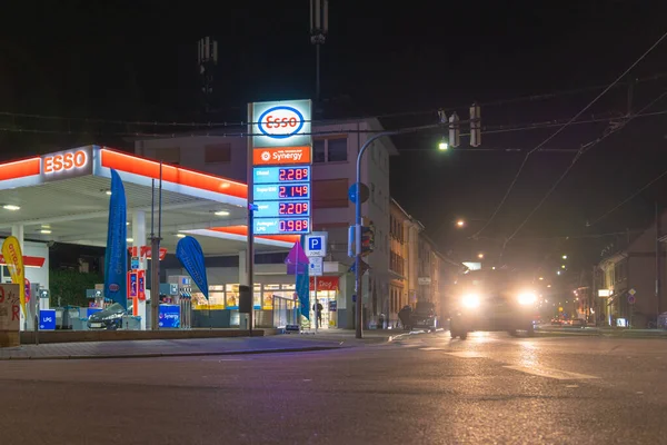 Vue Station Service Esso Éclairée Par Des Feux Circulation Nuit — Photo