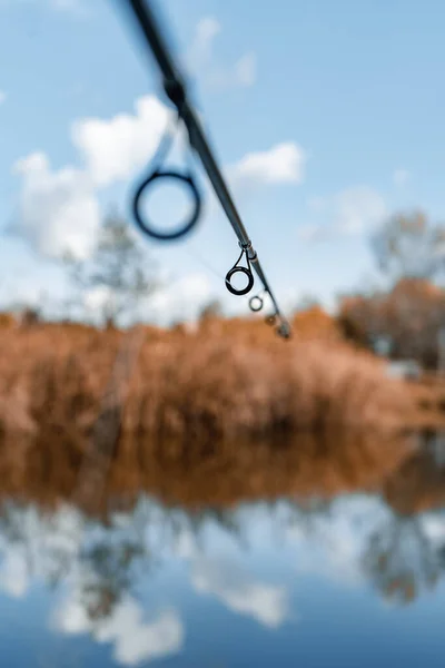 Eine Vertikale Nahaufnahme Einer Angelrute Über Einem See — Stockfoto