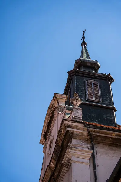 Låg Vinkel Skott Ett Klocktorn Gammal Kyrka Mot Blå Himmel — Stockfoto