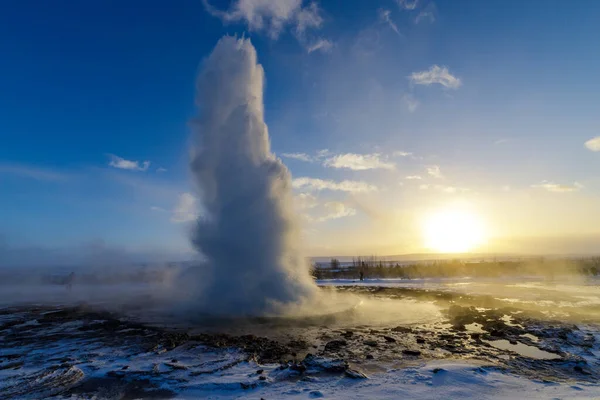 Uma Vista Natural Big Geyser Islândia Durante Nascer Sol — Fotografia de Stock