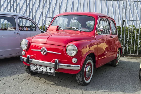 Sidobild Röd Zastava 750 Gammaldags Stadsbil Klassisk Bilutställning — Stockfoto