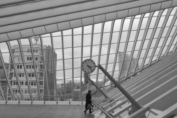 Grayscale Shot Person Walking Clock Station Luik Guillemins Belgium — Stock Photo, Image