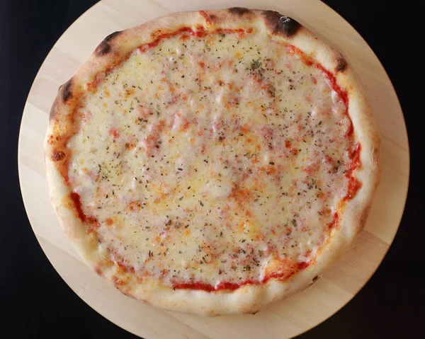 Una Vista Superior Pizza Margherita Con Pasta Tomate Aderezos Queso —  Fotos de Stock