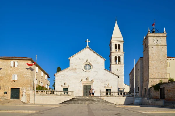 Uma Igreja Católica Sob Céu Azul Supetar Croácia — Fotografia de Stock