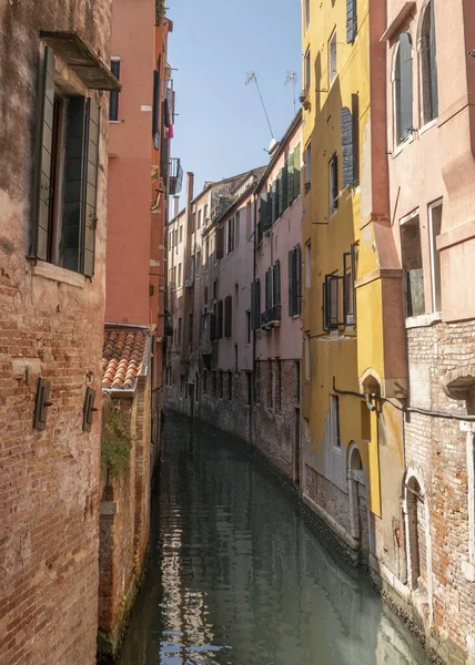 Ein Fluss Mit Gebäuden Einem Sonnigen Tag Venedig Italien — Stockfoto
