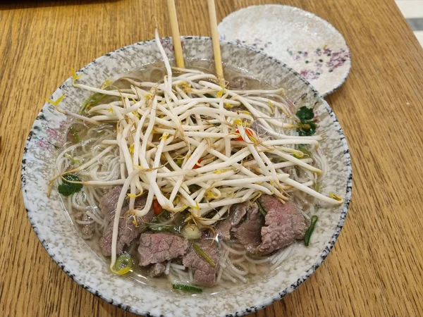 Uma Deliciosa Sopa Vietnamita Com Pauzinhos Uma Tigela — Fotografia de Stock