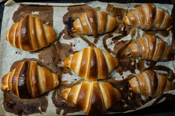 Une Vue Dessus Croissant Chocolat Fraîchement Cuit Dans Une Boulangerie — Photo