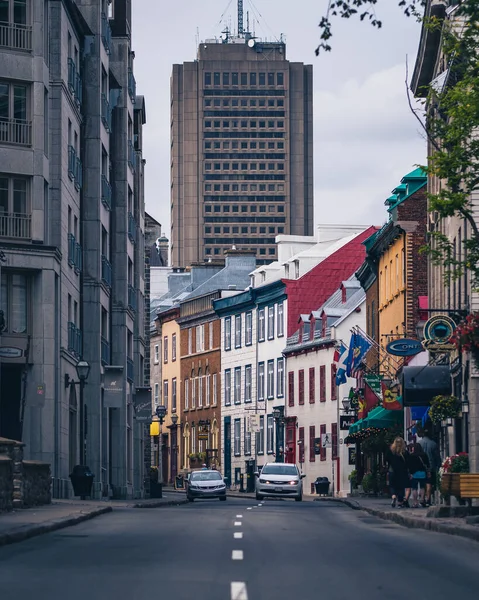 Plano Vertical Una Calle Llena Coloridos Edificios Por Mañana Quebec — Foto de Stock