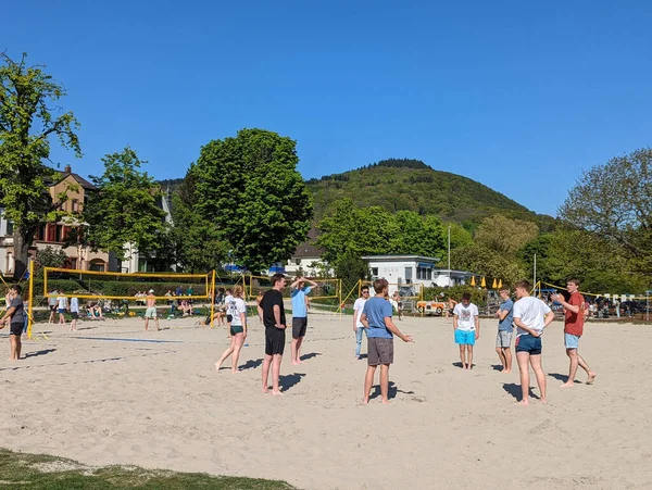 Pessoas Que Jogam Campo Vôlei Praia Contra Árvores Parque Neckarwiese — Fotografia de Stock
