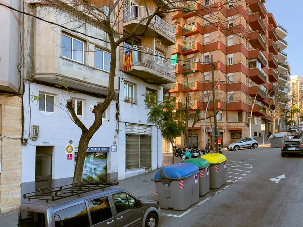 巴塞罗那郊区的许多垃圾箱 — 图库照片