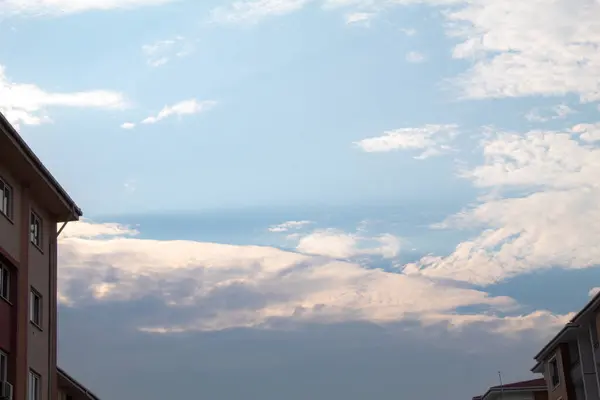 Una Hermosa Vista Cielo Azul Nublado Edificios Lado —  Fotos de Stock