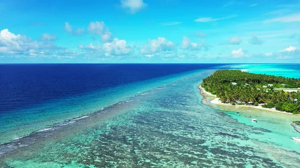 Een Betoverend Uitzicht Een Prachtige Zeegezicht Onder Een Blauwe Lucht — Stockfoto