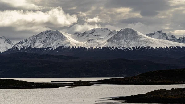 Panoramiczne Ujęcie Jeziora Przeciwko Pokrytym Śniegiem Górom Ushuaia — Zdjęcie stockowe