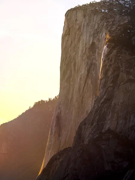 Pionowe Ujęcie Klifów Zachodzie Słońca Yosemite National Park Kalifornia Stany — Zdjęcie stockowe