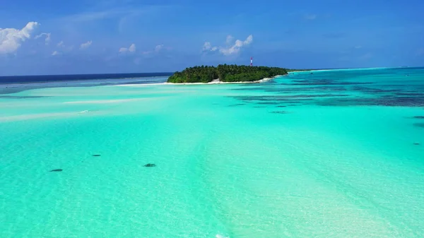遠くに美しいターコイズブルーの海と小さな島 — ストック写真