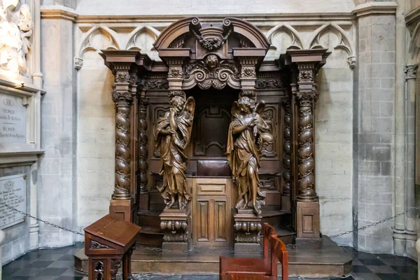 Uma Foto Panorâmica Estátuas Interior Catedral São Miguel Santa Gudula — Fotografia de Stock