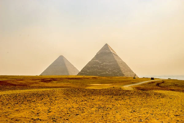 Krásný Záběr Dvou Slavných Egyptských Pyramid Pod Šedou Mlhavou Oblohou — Stock fotografie