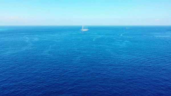 Aerial Shot Yacht Sailing Deep Blue Ocean Horizon Distance — Stock Photo, Image