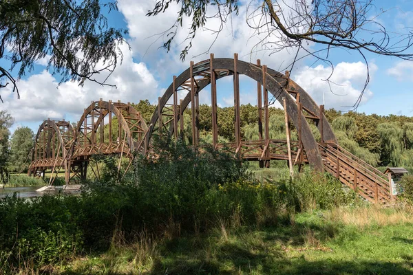 Rústico Puente Arco Metálico Sobre Río Bosque — Foto de Stock