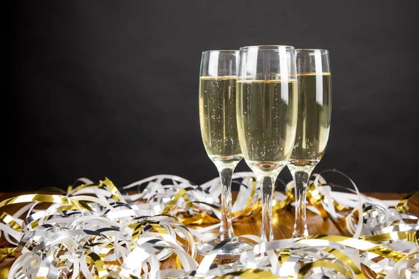 Ett Glas Med Champagne Bland Färgglada Konfetti Nära Grå Vägg — Stockfoto