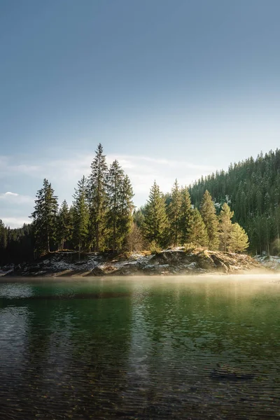 Pionowe Zdjęcie Jeziora Caumasee Pobliżu Flims Grisons Szwajcaria Piękny Słoneczny — Zdjęcie stockowe