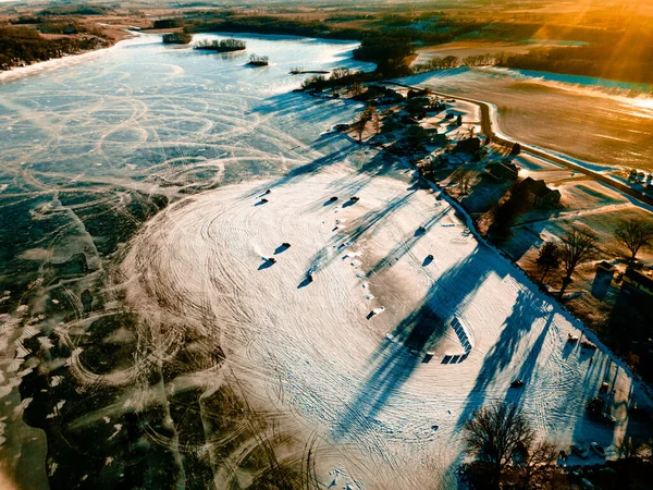 Zdjęcie Lotnicze Zamarzniętego Jeziora Samochodami Dryfującymi Nim — Zdjęcie stockowe