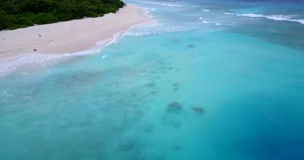 Una Hermosa Isla Tropical Con Olas Espumosas Que Estrellan Una —  Fotos de Stock