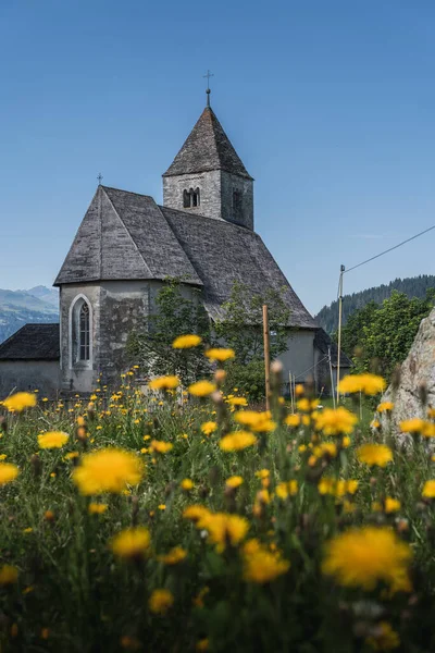 Een Verticaal Close Foto Van Een Kerk Bloemen Falera Surselva — Stockfoto