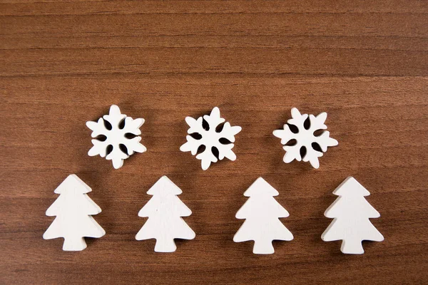 Horní Pohled Vánoční Dekorace Bílými Stromy Sněhové Vločky Dřevěném Pozadí — Stock fotografie