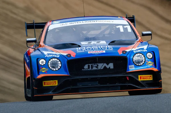 Uma Foto Baixo Ângulo Carro Azul Bentley Continental Gt3 Durante — Fotografia de Stock