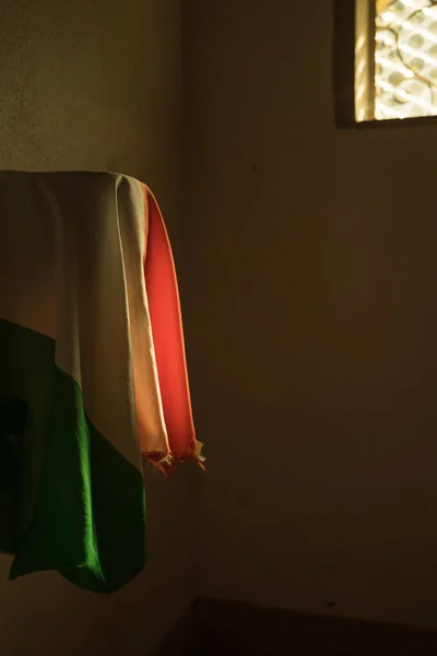 Disparo Vertical Una Bandera Irlandesa Colgando Una Manija Pared —  Fotos de Stock