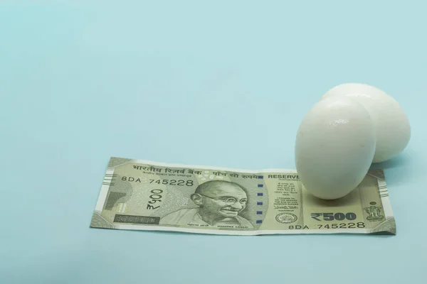Valuta Indiana Banconota 500 Rupie Con Uova Sullo Sfondo Blu — Foto Stock