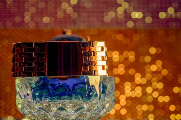 Relógio Pulso Ouro Uma Caixa Cristal Contra Fundo Brilhante — Fotografia de Stock
