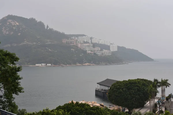 Hong Kong Daki Mavi Deniz Manzarası Dağlara Karşı Kayalık Bir — Stok fotoğraf