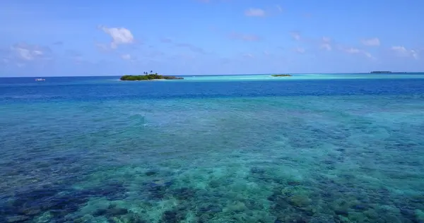 马尔代夫清澈的水域和一个小岛的美丽景色 — 图库照片