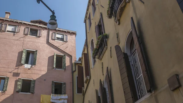 Alacsony Szögű Felvétel Régi Festői Épületek Velence Főváros Veneto Olaszország — Stock Fotó