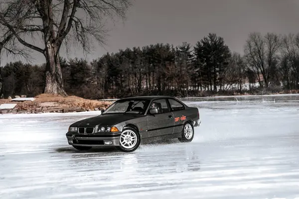Buz Kar Üzerinde Sürüklenen Eski Siyah Bir Bmw Arabasının Görüntüsü — Stok fotoğraf