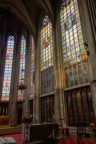 Een Schilderachtige Opname Van Ramen Met Kunst Onze Lieve Vrouwekerk — Stockfoto