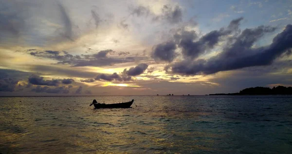 Човен Пливе Морі Мальдівах Заході Сонця — стокове фото