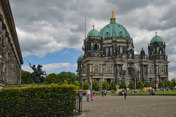Een Prachtige Opname Van Berlijnse Kathedraal Overdag Tegen Bewolkte Hemel — Stockfoto